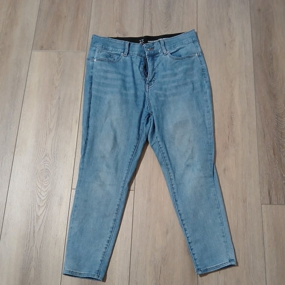 New York & Company Denim - NY&C Curvy Sculpting Skinny Jeans Size 16 Light Wash – Stretch Denim